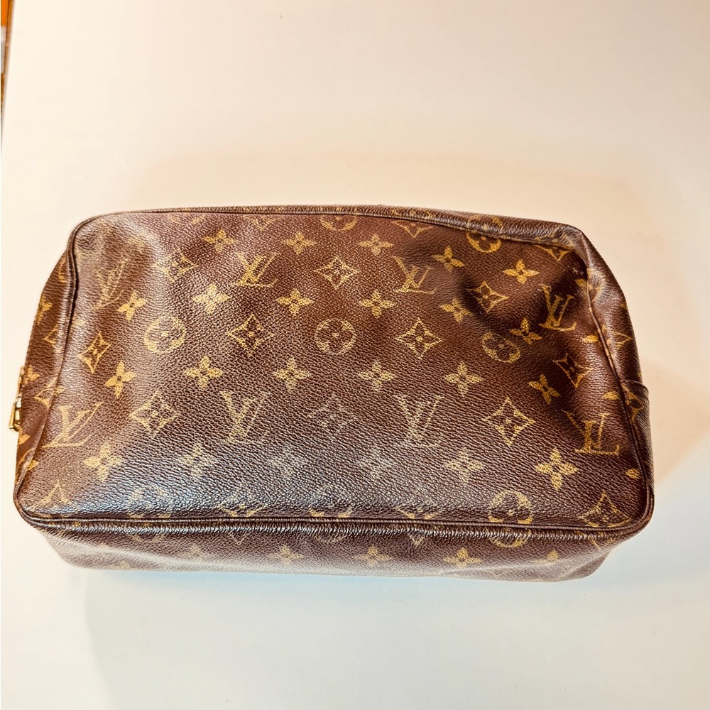 Louis Vuitton Brown and Gold Monogram Toiletry bag - Picture 11 of 15